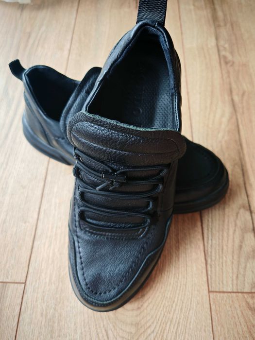 Skórzane sneakersy Rondo czarne — stan bardzo dobry
