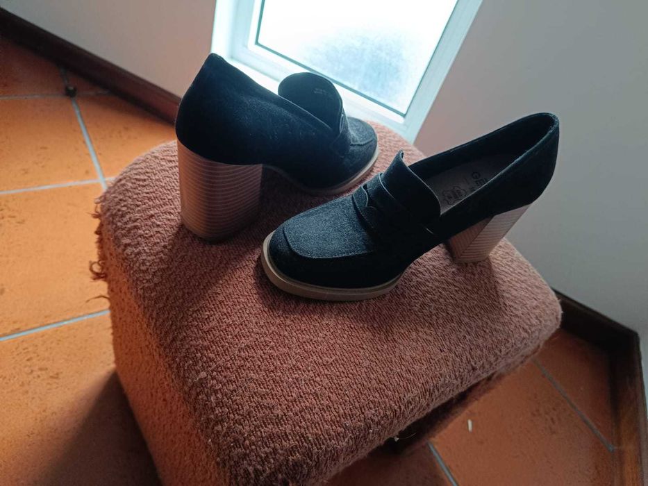 Sapatos e botas como novos