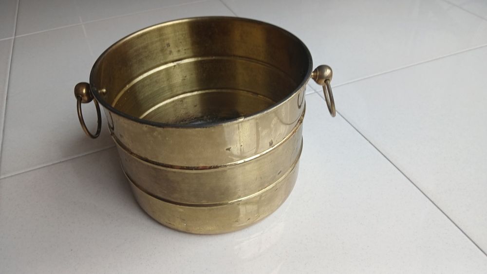 Vaso em latão  bem conservado