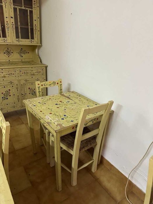 Conjunto de mobília centenária pintada à mão