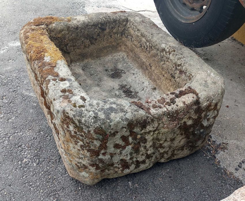 Antiga pia em pedra (60 x 52 x 29 cm)