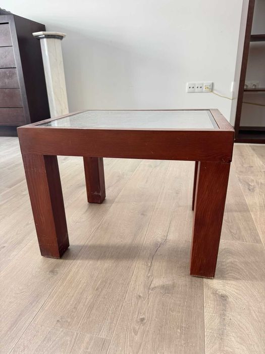 Mesa de apoio em madeira com tampo em vidro
