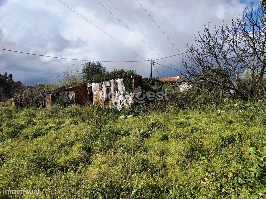 Moradia em ruínas para reconstrução a poucos minutos do Lago Azul — Ferreira do Zêzere, Santarém
