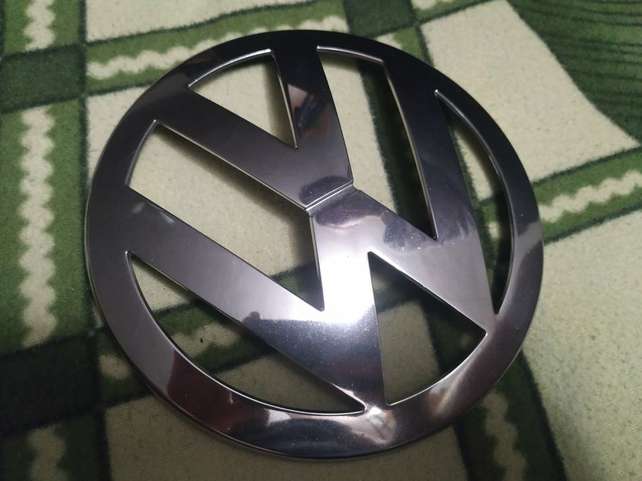 Передній емблемний знак