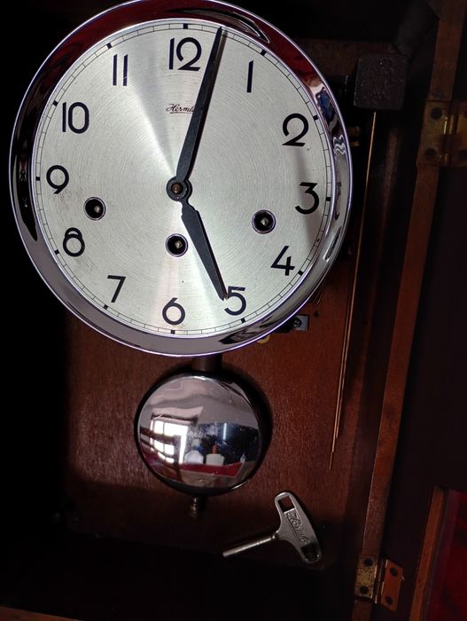 Relógio de madeira antigo