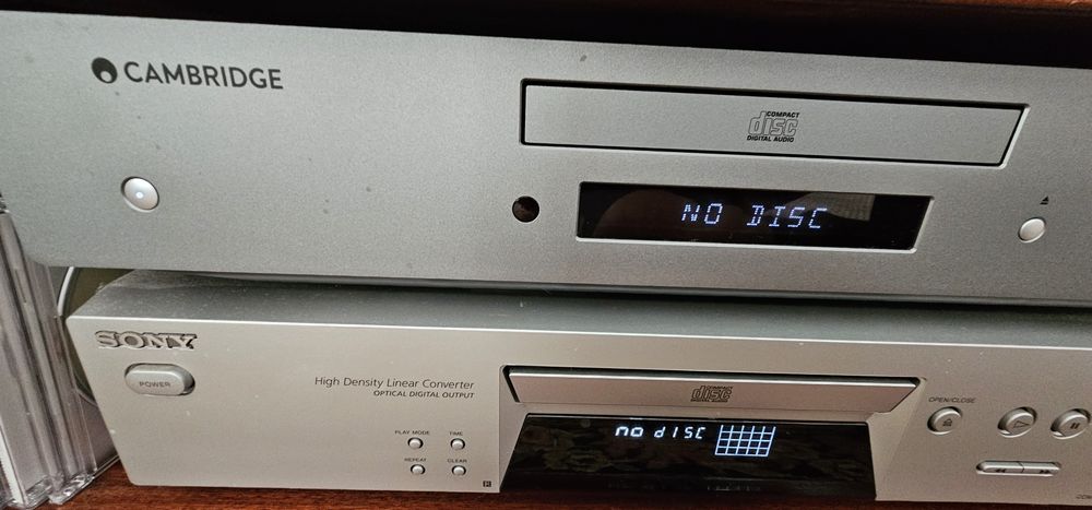 Cambridge AX C25 e Sony CDP-XE 370 Leitores CD como Novos.