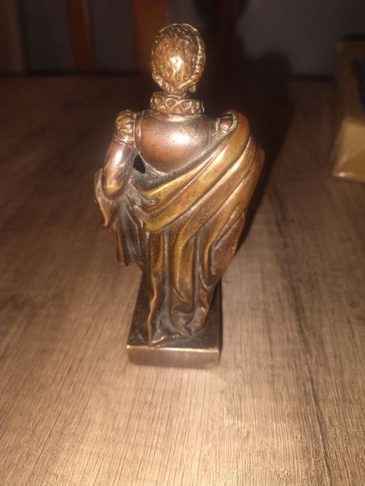 Luís de Camões em bronze .