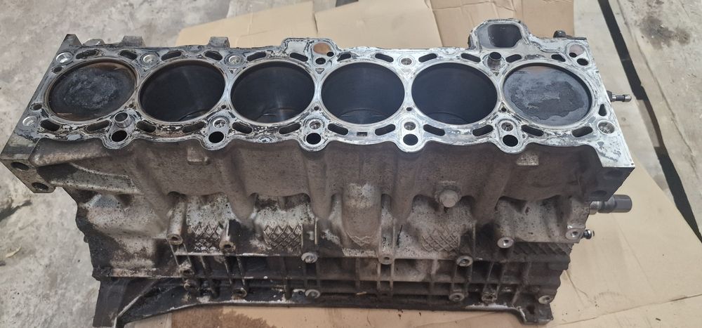 Головка двигуна бмв м54б30  bmw м54б28 м54б25 е88 е60  мотор двигатель головка гбц
