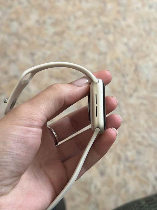 Apple Watch SE 2024 в кольорі starlight 40mm.