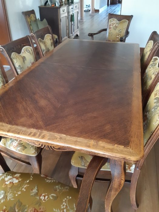 Jadalnia:stół,krzesła,witryna i komoda