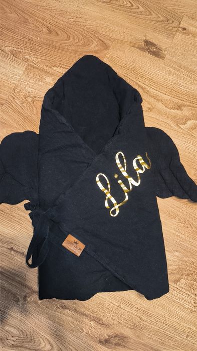 Rożek niemowlęcy ze skrzydłami i napisem Lila Queen Baby