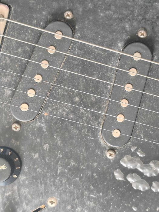 Guitarra elétrica dos anos 90, vendida no estado em que está.