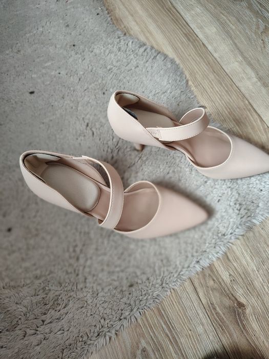Buty na koreczku 39 beżowe