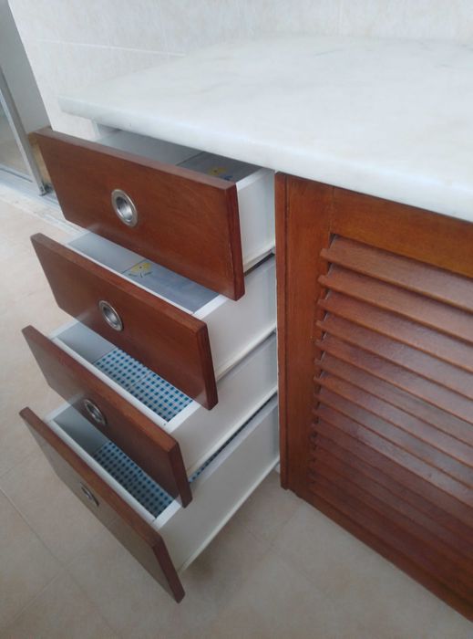 Dois móveis para arrumação