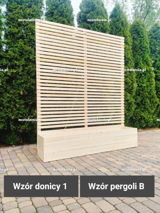 Donica drewniana z pergolą płot lamelowy