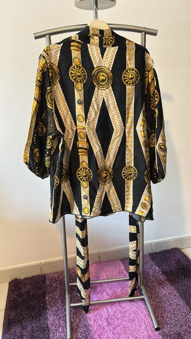 Blusa preta com dourado