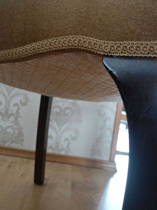 Stół rozkładany z 4 krzesłami w stylu Chippendale
