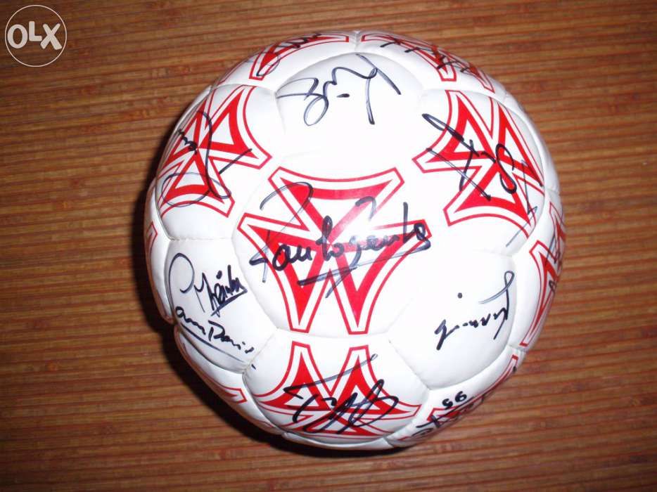 Bola oficial assinada por eusebio e equipa do benfica 94/95