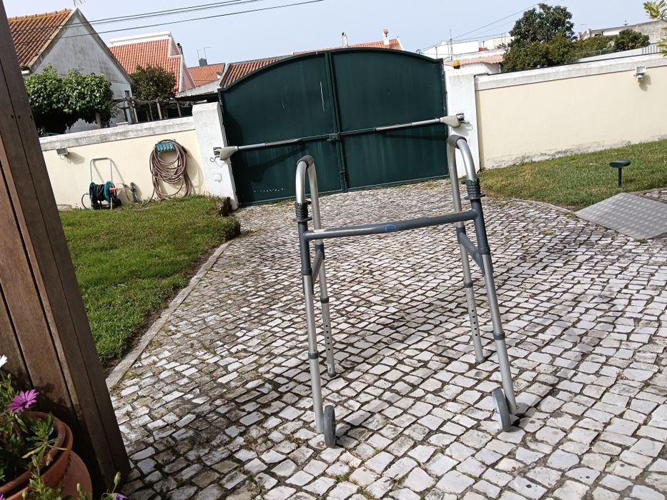 Andarilho com rodas dianteiras