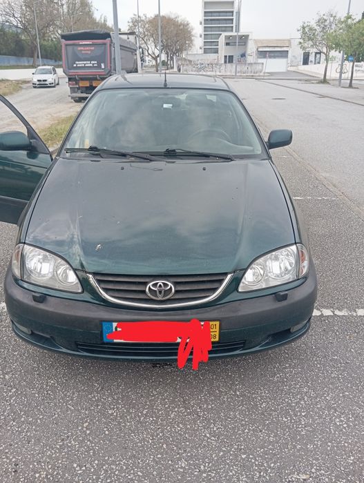 Toyota Avensis verde