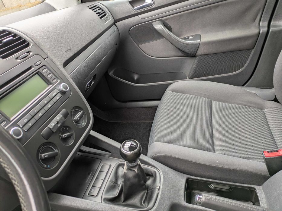 Volkswagen Golf 1.4 Gasolina — Confortável e fiável