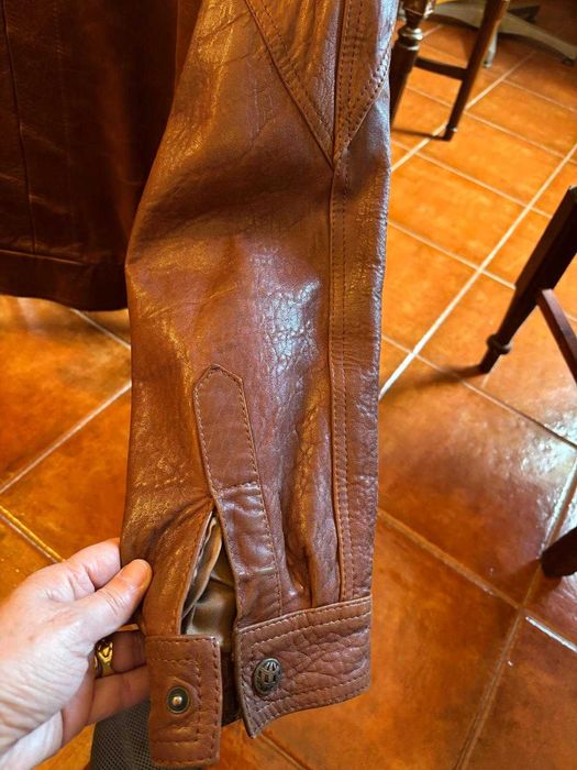 casaco em pele castanho