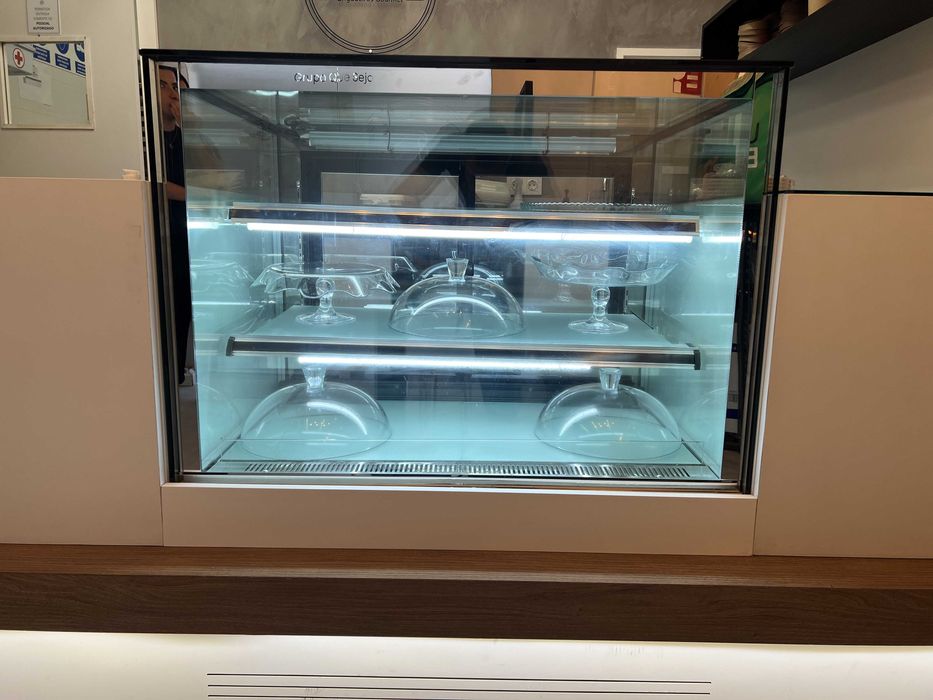 Balcão em madeira lacada + Vitrine refrigerada