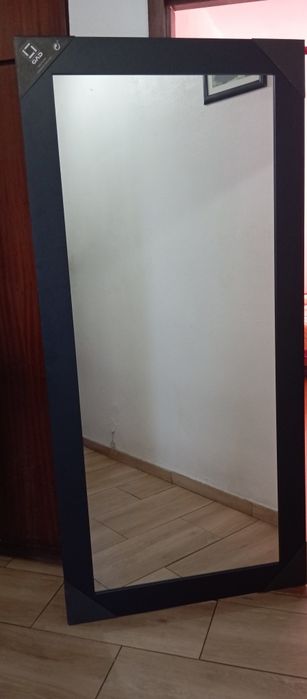 Espelho com moldura em preto