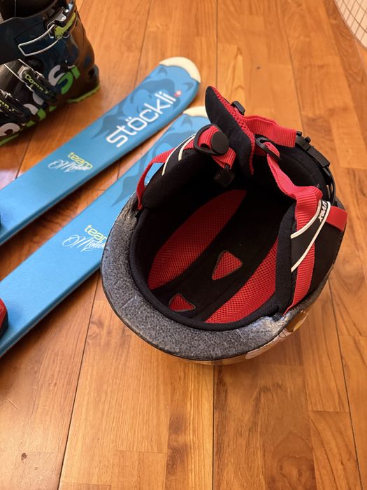 Narty Stöckli, buty Rossignol, wiązania Atomic i kask Uvex