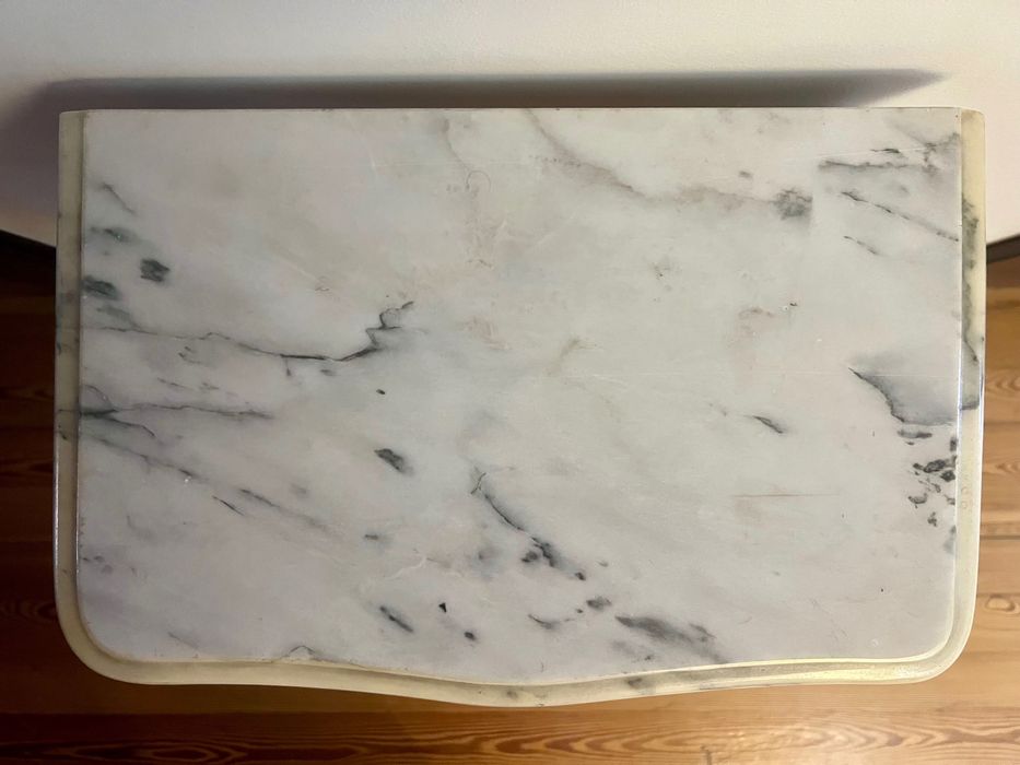 Mesa lateral vintage estilo Império com tampo em mármore