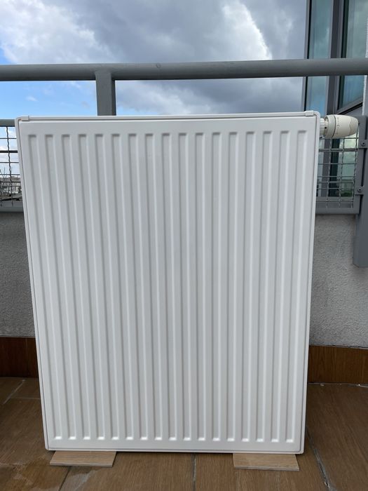 3 Grzejnki panelowe z glowicami termostatycznymj Danfoss