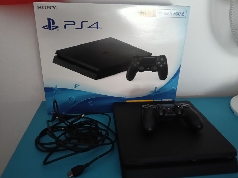 PS4 Slim com comando, usada... mas como nova