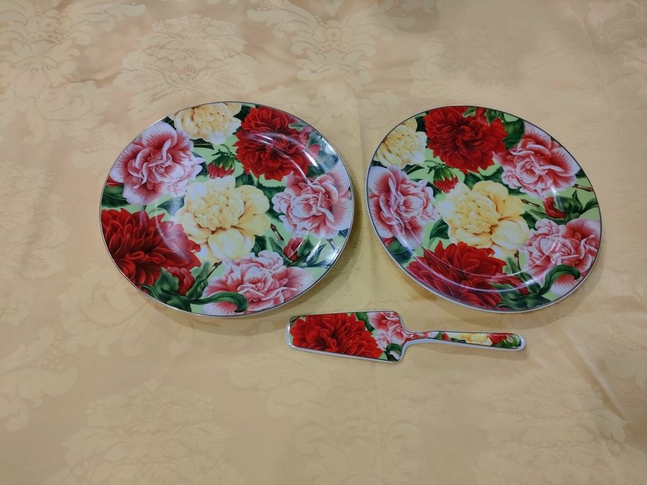 Conjunto de 2 pratos com pá em porcelana, com desenho paeonias.