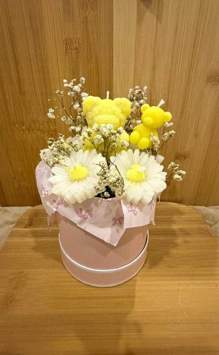 Vasos de flores em vela