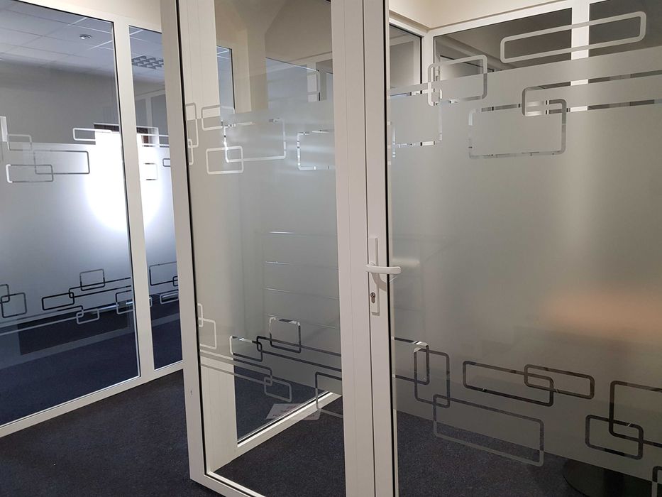 Oklejanie witryn sklepowych okien szyb balkonowych reklama