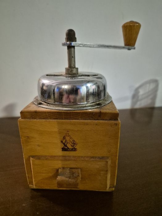 Stary drewniany młynek do kawy z szufladką