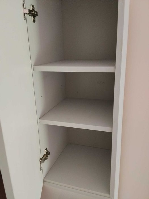 Biała szafka łazienkowa
