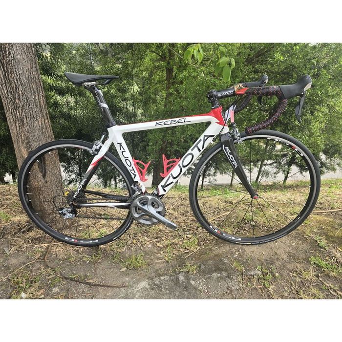 Bicicleta de estrada carbono s bem equipada