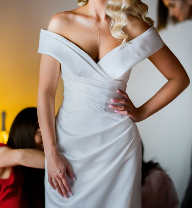 Suknia ślubna gładka klasyczna z rozcięciem  S