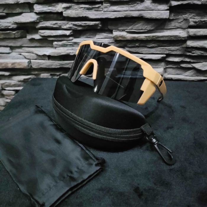 Nowe okulary przeciwsłoneczne z etui