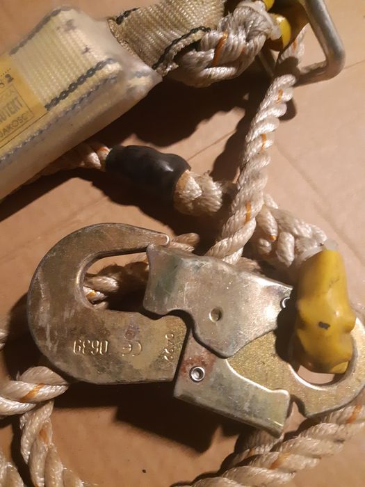 Amortyzator bezpieczeństwa z linką regulowaną i zatrzaśnikami