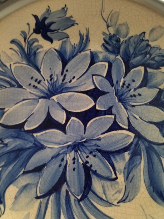 Prato de cerâmica pintado á mão e de estanho a 95% de J.D.