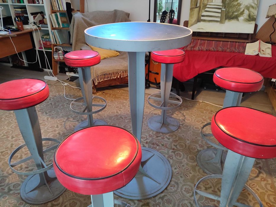 Bancos altos clássicos de bar com mesa central