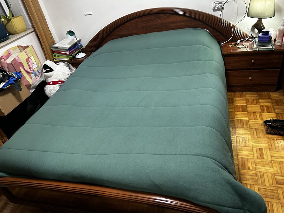 Cama com colchão e mais duas cómodss