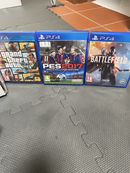 PS4 500GB  + 2 comandos + 1 Auscultador + 3 Jogos