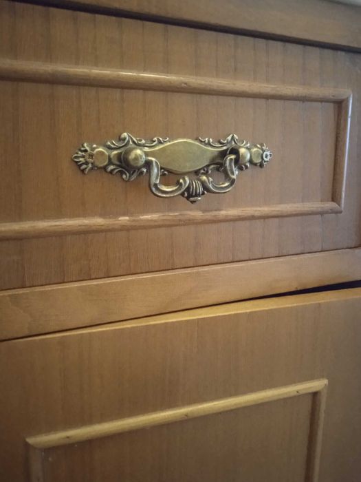 Aparador com tampo em mármore e com arrumação