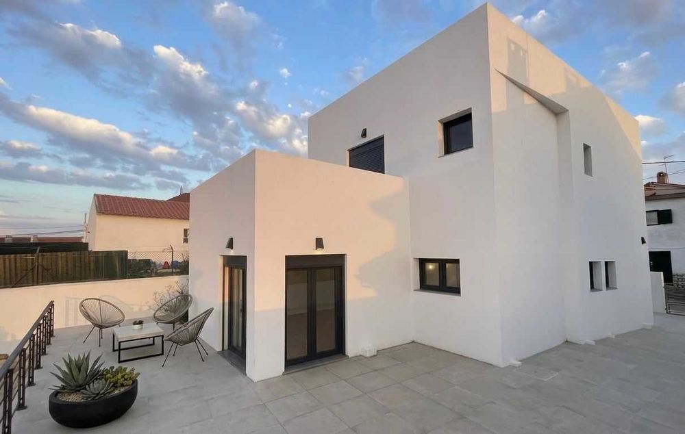 Moradia Nova T3 com Vista Aberta, A+ | Charneca da Caparica – 5 min da Praia