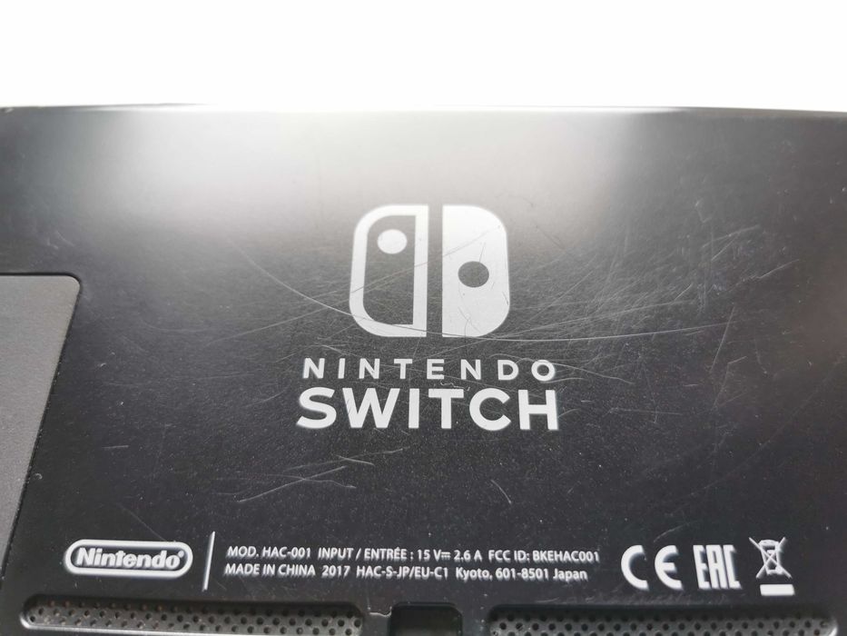 Nintendo Switch plus dock, karta microSD 128 GB, futerał, dodatki