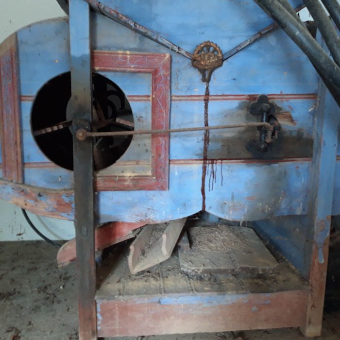 Erguedeira ou Tarara anos 40. Maquina manual de limpar cereias