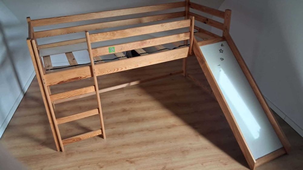 Łóżko piętrowe ze zjeżdżalnią (materac gratis)